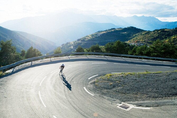 lonely_cyclist_on_a_hairpin_bend